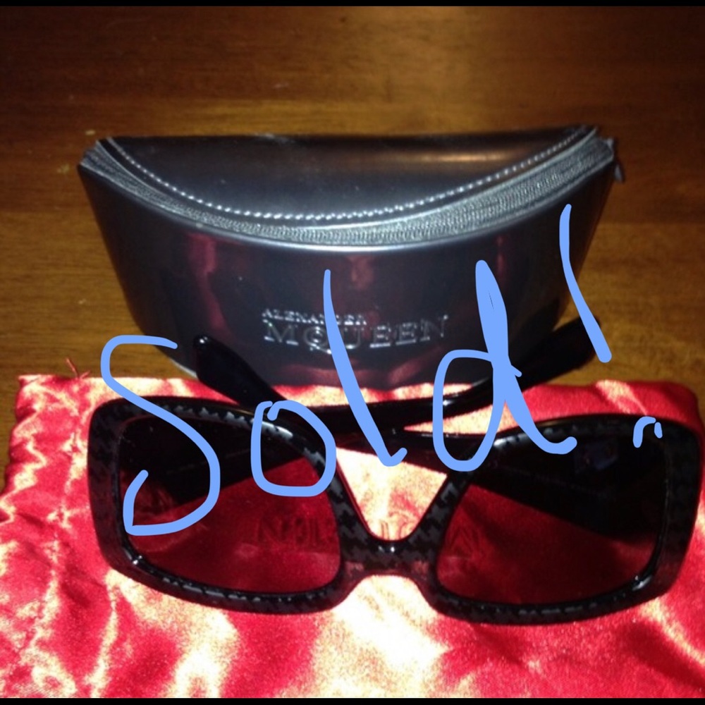 SOLD!Alexander McQueen sunglasses😎